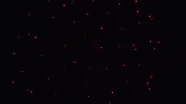 Havai fişekler. Gece gökyüzünde bokeh ışıkları olan gerçek altın sarısı havai fişeklerin soyut bulanıklığı. Parlayan havai fişekler. Yeni yıl havai fişekleri