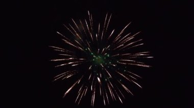 Havai fişekler. Gece gökyüzünde bokeh ışıkları olan gerçek altın sarısı havai fişeklerin soyut bulanıklığı. Parlayan havai fişekler. Yeni yıl havai fişekleri