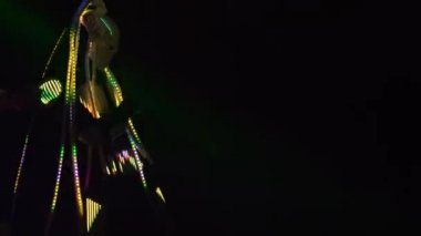 Disko kulübü dans eden, kostümlü, ışıldayan uzaylılar hafif müzik.