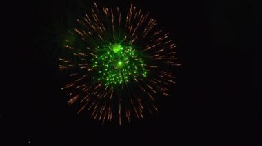 Havai fişekler. Gece gökyüzünde bokeh ışıkları olan gerçek altın sarısı havai fişeklerin soyut bulanıklığı. Parlayan havai fişekler. Yeni yıl havai fişekleri