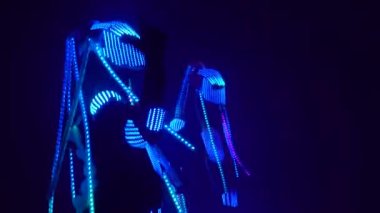 Disko kulübü dans eden, kostümlü, ışıldayan uzaylılar hafif müzik.
