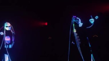 Disko kulübü dans eden, kostümlü, ışıldayan uzaylılar hafif müzik.