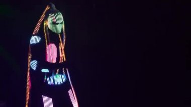 Disko kulübü dans eden, kostümlü, ışıldayan uzaylılar hafif müzik.