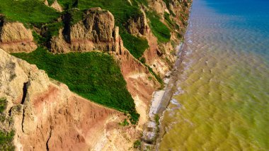 Kanyon kayalıkları okyanus manzaralı.