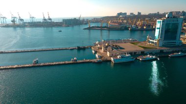 İthalat-ihracat küresel ticaret lojistik ve ulaşım, konteynır gemilerini yükleme ve boşaltma, kuş bakışı kargo taşımacılığı alanındaki sanayi limanı.