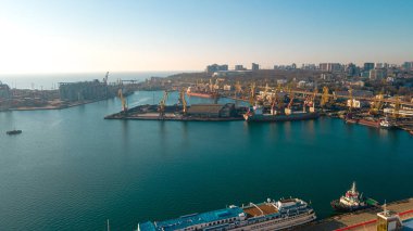 İthalat-ihracat küresel ticaret lojistik ve ulaşım, konteynır gemilerini yükleme ve boşaltma, kuş bakışı kargo taşımacılığı alanındaki sanayi limanı.