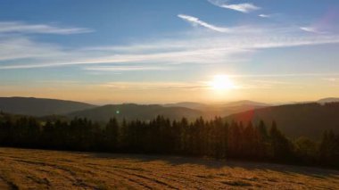 Gündoğumunda insansız hava aracı uçuşu, dağlar, orman, ABD, Amerika