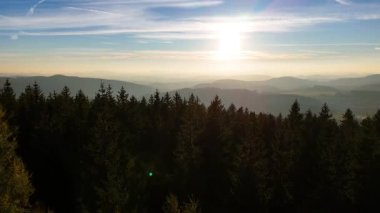 Gündoğumunda insansız hava aracı uçuşu, dağlar, orman, ABD, Amerika