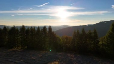 Gündoğumunda insansız hava aracı uçuşu, dağlar, orman, ABD, Amerika