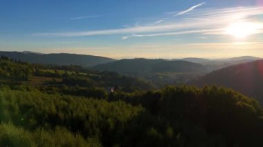 Gündoğumunda insansız hava aracı uçuşu, dağlar, orman, ABD, Amerika