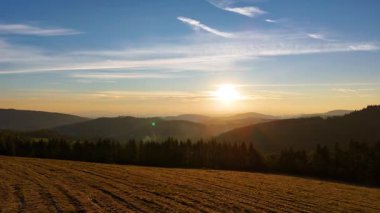 Gündoğumunda insansız hava aracı uçuşu, dağlar, orman, ABD, Amerika