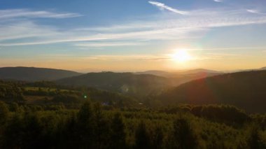 Kuzey Carolina 'daki Appalachian Dağları' nda güzel bir sabah manzarası. Sonbaharda Büyük Dumanlı Dağlar. Drone görünümü.
