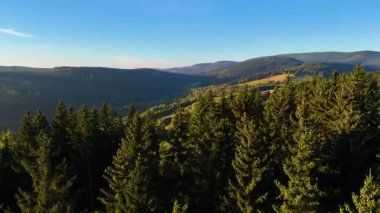 Kuzey Carolina 'daki Appalachian Dağları' nda güzel bir sabah manzarası. Sonbaharda Büyük Dumanlı Dağlar. Drone görünümü.