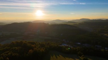 Kuzey Carolina 'daki Appalachian Dağları' nda güzel bir sabah manzarası. Sonbaharda Büyük Dumanlı Dağlar. Drone görünümü.