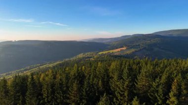 Kuzey Carolina 'daki Appalachian Dağları' nda güzel bir sabah manzarası. Sonbaharda Büyük Dumanlı Dağlar. Drone görünümü.