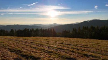 Kuzey Carolina 'daki Appalachian Dağları' nda güzel bir sabah manzarası. Sonbaharda Büyük Dumanlı Dağlar. Drone görünümü.