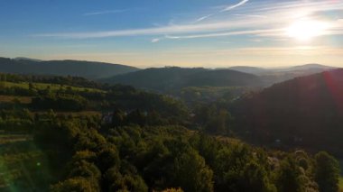 Kuzey Carolina 'daki Appalachian Dağları' nda güzel bir sabah manzarası. Sonbaharda Büyük Dumanlı Dağlar. Drone görünümü.