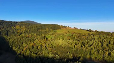 Kuzey Carolina 'daki Appalachian Dağları' nda güzel bir sabah manzarası. Sonbaharda Büyük Dumanlı Dağlar. Drone görünümü.