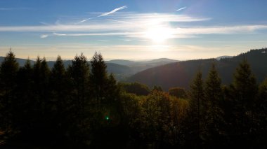 Gündoğumunda insansız hava aracı uçuşu, dağlar, orman, ABD, Amerika
