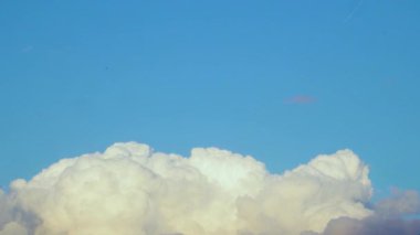 Bulut mavi gökyüzüne karşı zaman kavramı