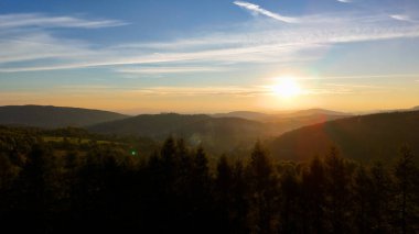 Gündoğumunda insansız hava aracı uçuşu, dağlar, orman, ABD, Amerika