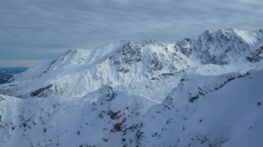 Dağın tepesi, karla kaplı tepe, kayalar, Kasprowy Wierch, Polonya manzarası.