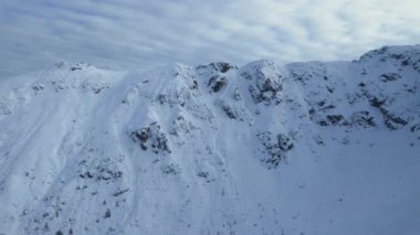 Dağın tepesi, karla kaplı tepe, kayalar, Kasprowy Wierch, Polonya manzarası.