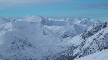 Dağın tepesi, karla kaplı tepe, kayalar, Kasprowy Wierch, Polonya manzarası.