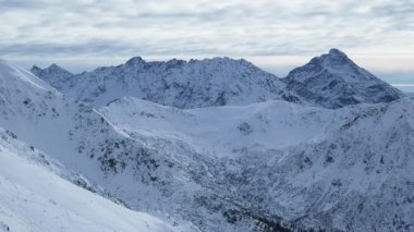 Dağın tepesi, karla kaplı tepe, kayalar, Kasprowy Wierch, Polonya manzarası.