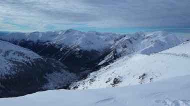 Dağın tepesi, karla kaplı tepe, kayalar, Kasprowy Wierch, Polonya manzarası.