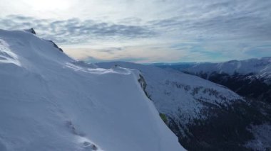 Dağın tepesi, karla kaplı tepe, kayalar, Kasprowy Wierch, Polonya manzarası.