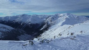 Dağın tepesi, karla kaplı tepe, kayalar, Kasprowy Wierch, Polonya manzarası.