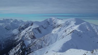 Dağın tepesi, karla kaplı tepe, kayalar, Kasprowy Wierch, Polonya manzarası.