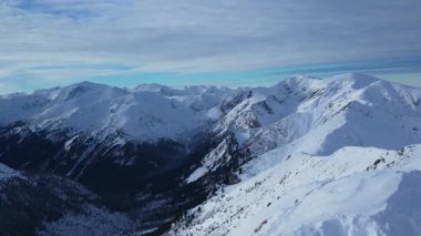 Dağın tepesi, karla kaplı tepe, kayalar, Kasprowy Wierch, Polonya manzarası.