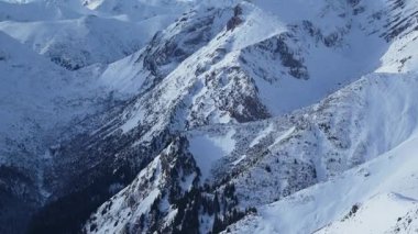 Dağın tepesi, karla kaplı tepe, kayalar, Kasprowy Wierch, Polonya manzarası.