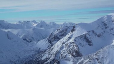 Dağın tepesi, karla kaplı tepe, kayalar, Kasprowy Wierch, Polonya manzarası.