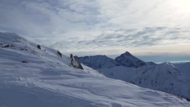Dağın tepesi, karla kaplı tepe, kayalar, Kasprowy Wierch, Polonya manzarası.