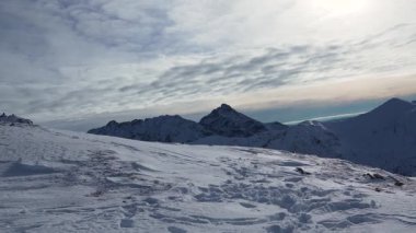 Dağın tepesi, karla kaplı tepe, kayalar, Kasprowy Wierch, Polonya manzarası.