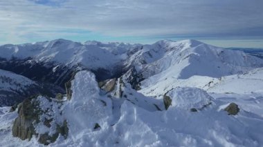 Dağın tepesi, karla kaplı tepe, kayalar, Kasprowy Wierch, Polonya manzarası.