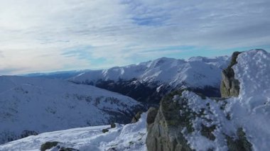 Dağın tepesi, karla kaplı tepe, kayalar, Kasprowy Wierch, Polonya manzarası.