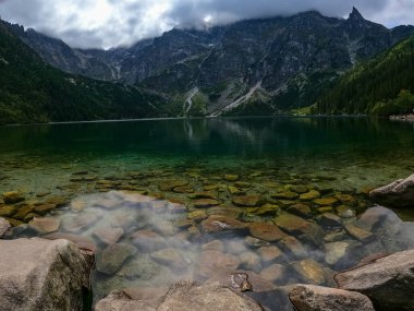 Dağ gölü zirvesi Morskie Oko Zakopane Polonya manzarası