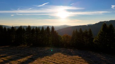 Gündoğumunda insansız hava aracı uçuşu, dağlar, orman, ABD, Amerika