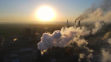 Bir çelik fabrikasının insansız hava aracı bacalardaki çevresel etkiyi ve dumanı gösteriyor..