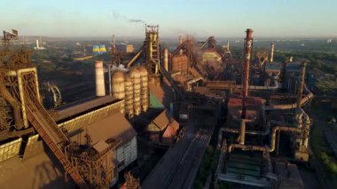 Bir çelik fabrikasının insansız hava aracı bacalardaki çevresel etkiyi ve dumanı gösteriyor..