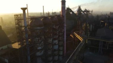 Bir çelik fabrikasının insansız hava aracı bacalardaki çevresel etkiyi ve dumanı gösteriyor..