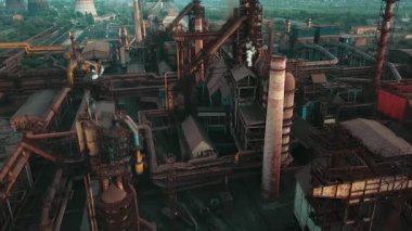 Bir çelik fabrikasının insansız hava aracı bacalardaki çevresel etkiyi ve dumanı gösteriyor..