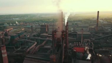 Bir çelik fabrikasının insansız hava aracı bacalardaki çevresel etkiyi ve dumanı gösteriyor..