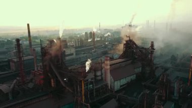 Bir çelik fabrikasının insansız hava aracı bacalardaki çevresel etkiyi ve dumanı gösteriyor..
