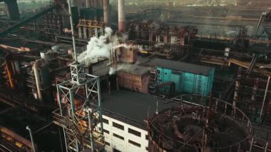 Bir çelik fabrikasının insansız hava aracı bacalardaki çevresel etkiyi ve dumanı gösteriyor..