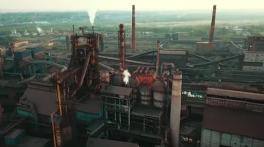 Bir çelik fabrikasının insansız hava aracı bacalardaki çevresel etkiyi ve dumanı gösteriyor..